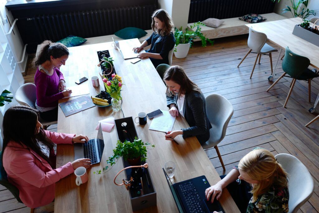 cowomen-ZKHksse8tUU-unsplash Coworking con gente trabajando en Barcelona Eixample
